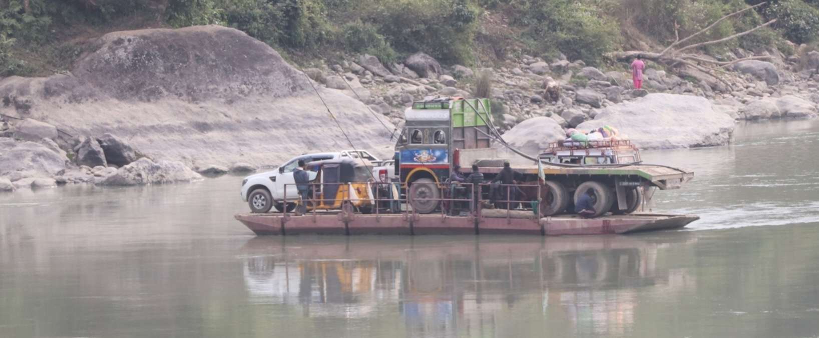 भोजपुर–सङ्खुवासभा जोड्ने सतिघाटमा पक्की पुल नहुँदा नागरिकलाई दुःख