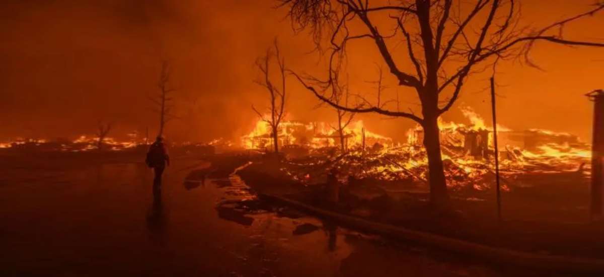 लस एन्जसलसको आगलागीमा मृत्यु सङ्ख्या १६ पुग्यो हजारौं घर जलेर नष्ट