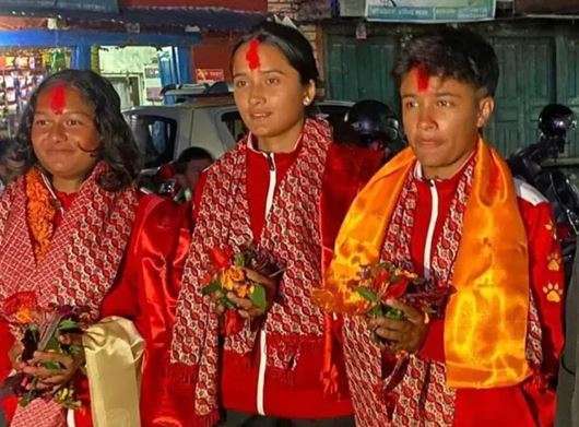 यु–१९ का तीन महिला क्रिकेटरलाई जनही एक/एक लाख पुरस्कार