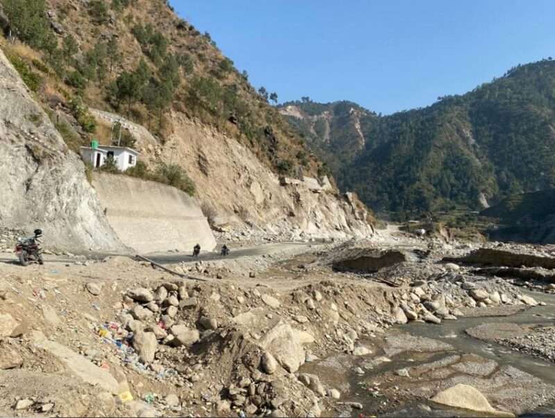 आठ घण्टादेखि बिपी राजमार्ग अवरुद्ध, बेपत्ता महिलाको खोजी गरिँदै