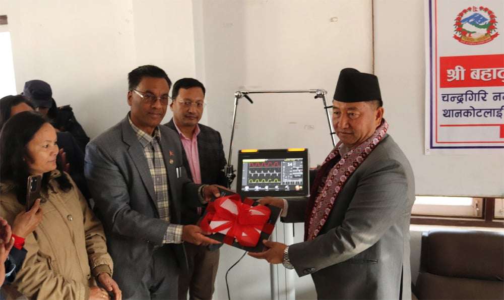 मुख्यमन्त्री लामाद्वारा चन्द्रागिरि नगर अस्पताललाई ‘भेन्टिलेटर’ हस्तान्तरण