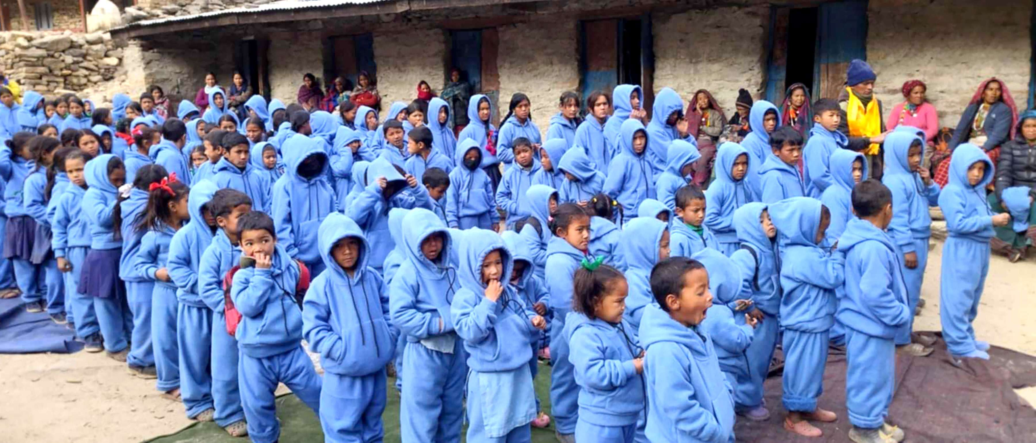 विपन्नलाई न्याना कपडा वितरण