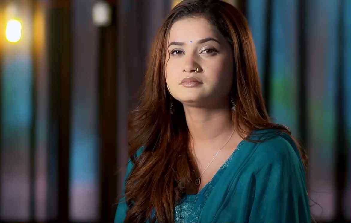 एलिना चौहानको म त एक्लै ज्यूँछु बरु बजारमा