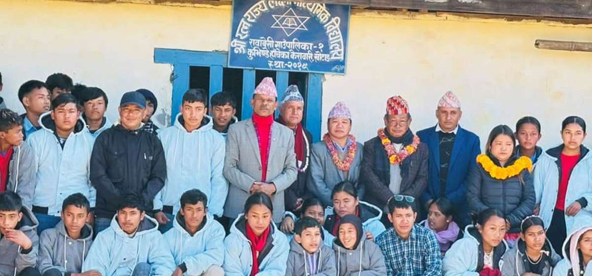 विद्यार्थीलाई ‘ज्याकेट’ वितरण